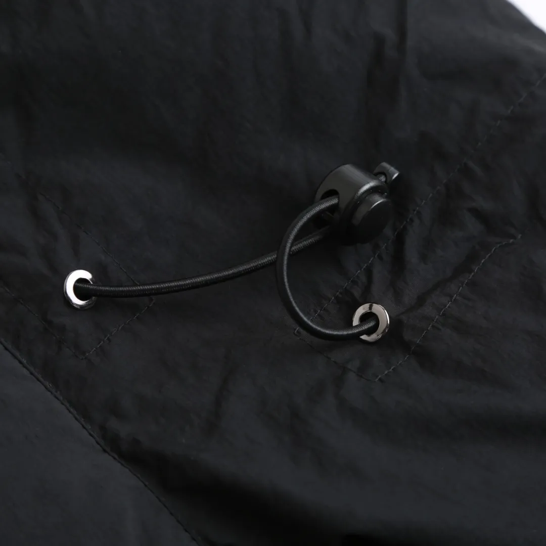 P980 Canada Goose hooded down jacket Fabric selection: Weaved with 400T high-count yarn. After special water-repellent treatment, the surface forms a lotus leaf effect - raindrops will slide down in beads, and snow particles will fall off when touched. The tear resistance reaches 200N (approximately 20kg load-bearing), the light gray matte texture breaks the stereotype of "outdoor clothing = hardcore", and the soft luster presents a high-end matte effect under urban neon lights, seamlessly switching scenes from ski resorts to CBD office buildings.  Process 1: Use polyester woven ribbons as the base, and use high-precision computer embroidery to decorate the brand letters on the ribbons. The edges of the pattern are clear, the stitches are fine and even, and multiple layers of embroidery threads are stacked to enhance the three-dimensional effect.  Process 2: Precision thread reinforcement to prevent velvet drilling and ensure that the fluffy and resilient elasticity lasts as new.  Details: The embedded cuffs are three-dimensionally woven to form a "wavy" elastic structure, forming natural folds when fitting the wrist, increasing the contact area with the skin, thus improving the windproof effect. At the same time, micro-velvet treatment is added to the inside of the cuffs, which feels like a second layer of skin and avoids friction on the skin from metal zippers or hard fabrics.  90 national standard high-quality white duck down: selected high-loft down, weighing 240g, light and warm, with excellent temperature locking performance and good resilience.  Accessories: 1:1 customized armband, 1:1 customized zipper pendant, 1:1 customized elastic buckle, etc. SIZE: S M L XL